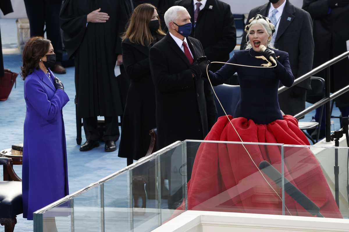 Lady Gaga: Συγκλόνισε στην ορκωμοσία Μπάιντεν τραγουδώντας τον εθνικό ύμνο