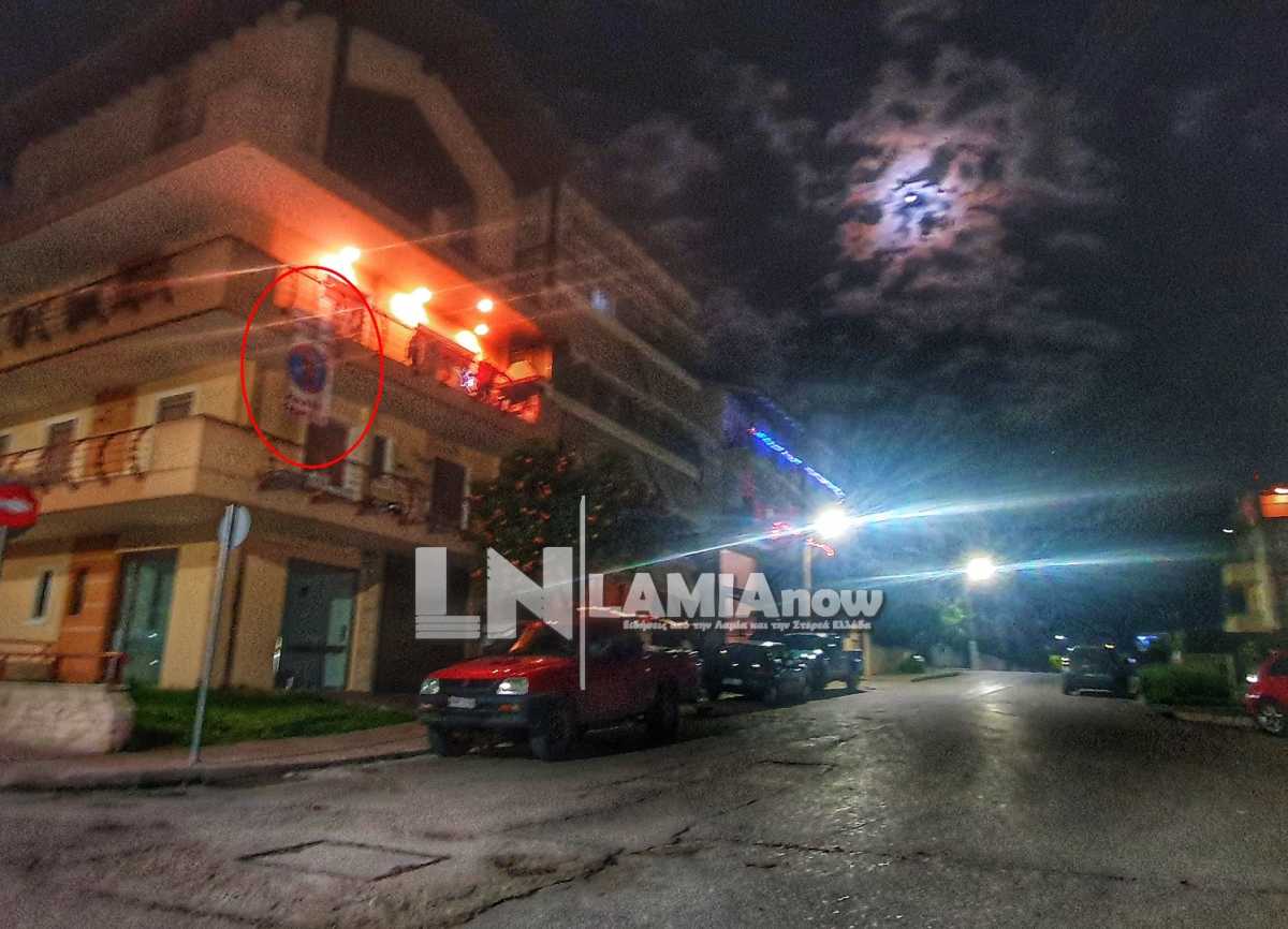 Λαμία: Κρέμασε στο μπαλκόνι του αυτό το πανό και έκλεψε την παράσταση – Οι 4 λέξεις που προκάλεσαν γέλιο (pics)