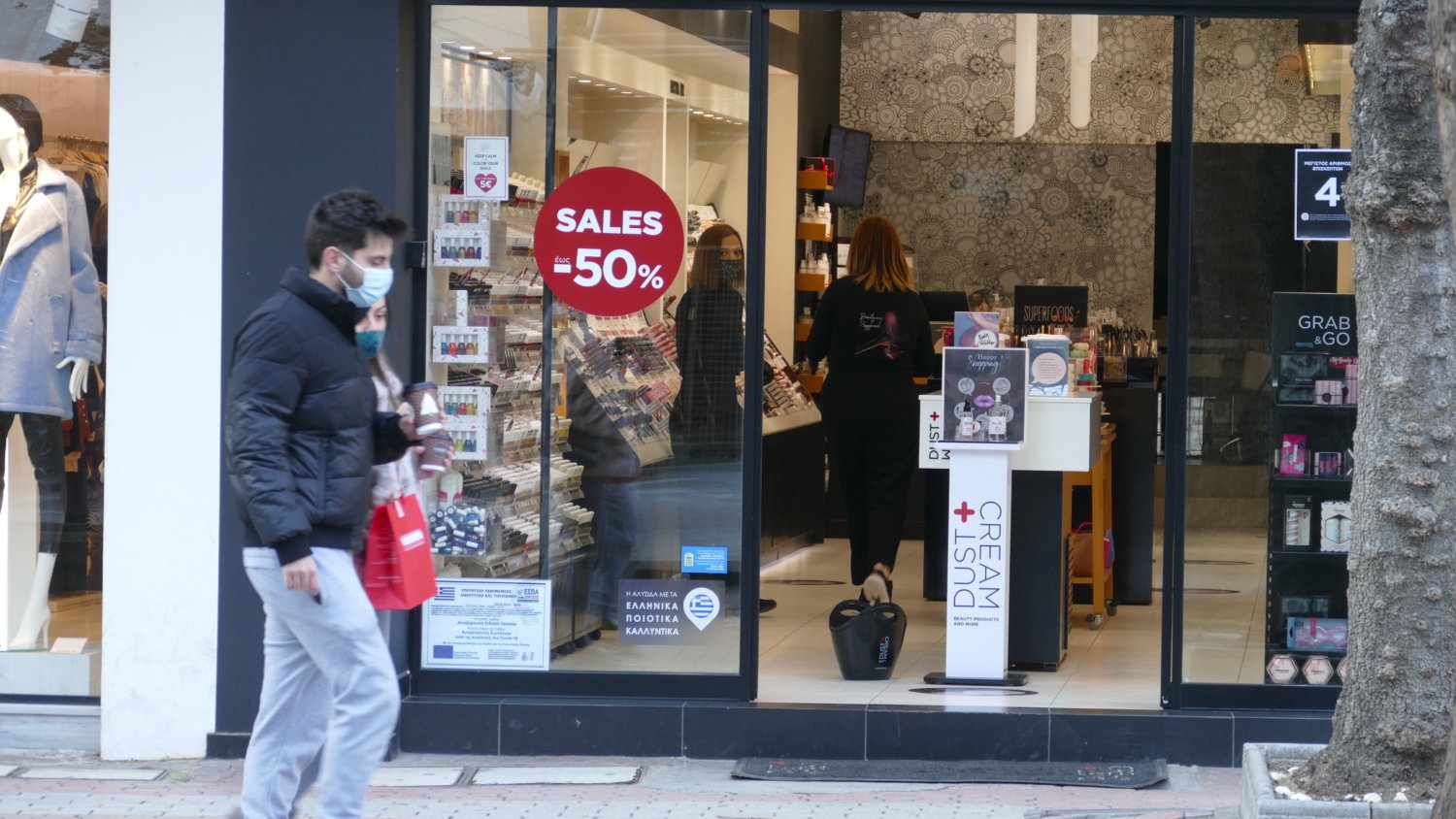 Λάρισα: Η αγορά ζεστάθηκε με το καλημέρα – Τα πρώτα ψώνια των καταναλωτών (pics)