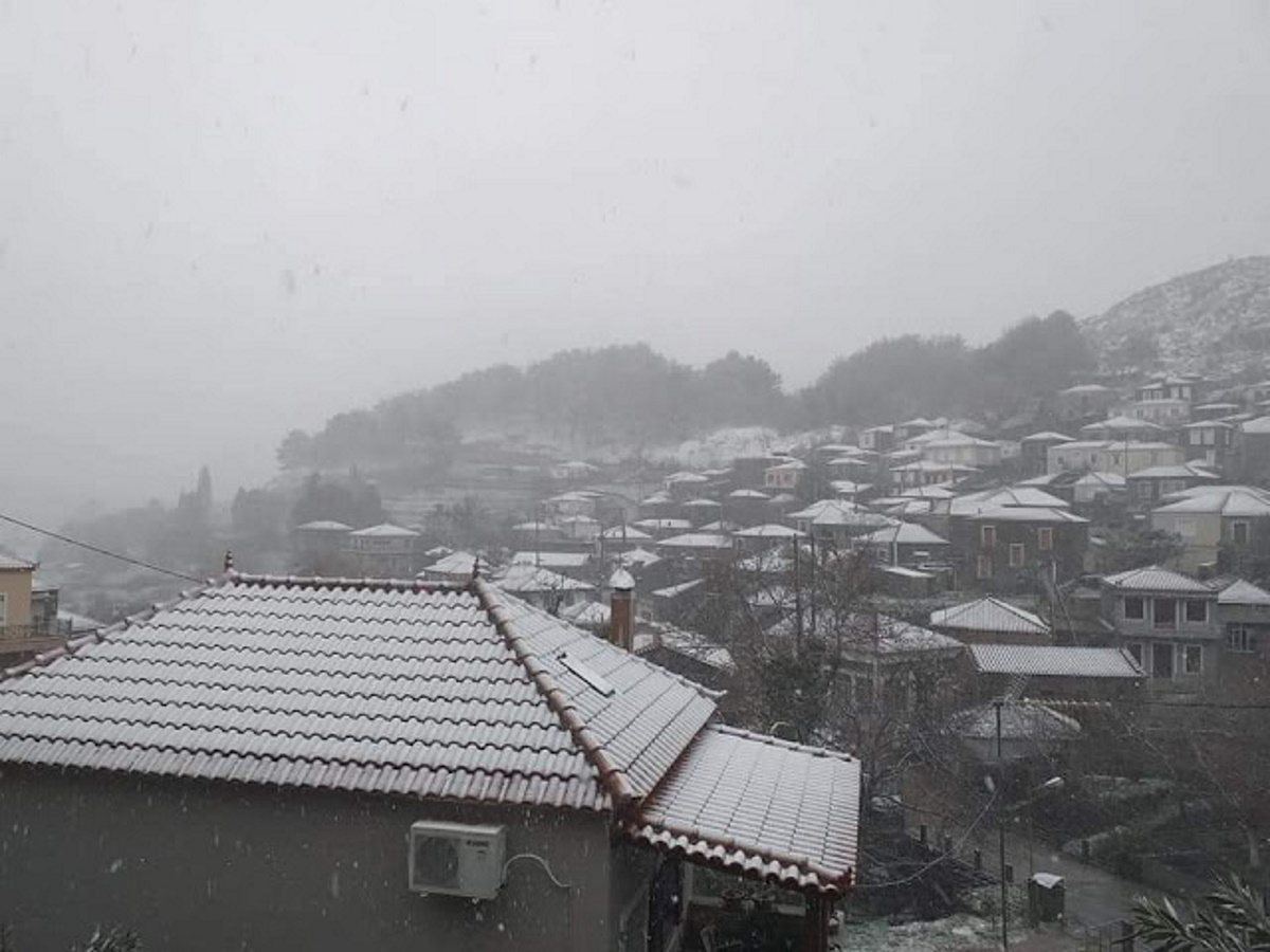 Καιρός: Μάχη με τον χιονιά στη Λέσβο (pics)
