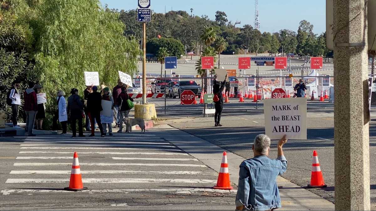 ΗΠΑ: Αρνητές του κορονοϊού διέκοψαν εμβολιαστικό κέντρο στο Λος Άντζελες