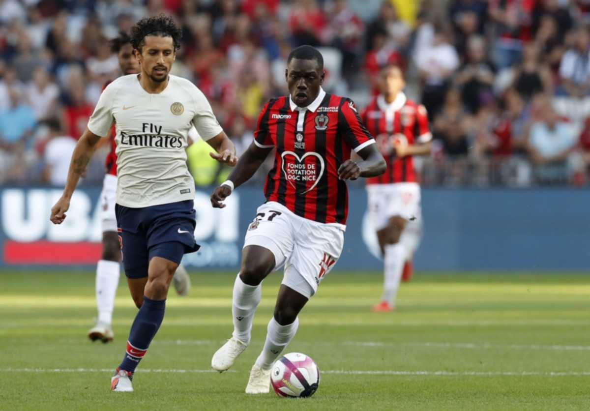 epa07056939 Jean-Victor Makengo of OGC Nice (R) vies for the ball with Marquinhos of Paris Saint Germain (L) during the French Ligue 1 soccer match between OGC Nice and Paris Saint Germain, at the Allianz Riviera stadium, in Nice, France, 29 September 2018.  EPA