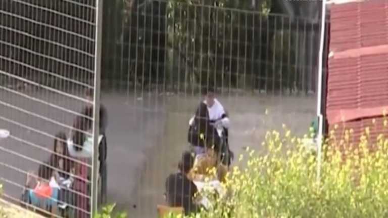 Ναύπλιο: Παιδιά δημοτικού κάνουν μάθημα στην αυλή – Οι δάσκαλοι έβγαλαν έξω τα θρανία (video)