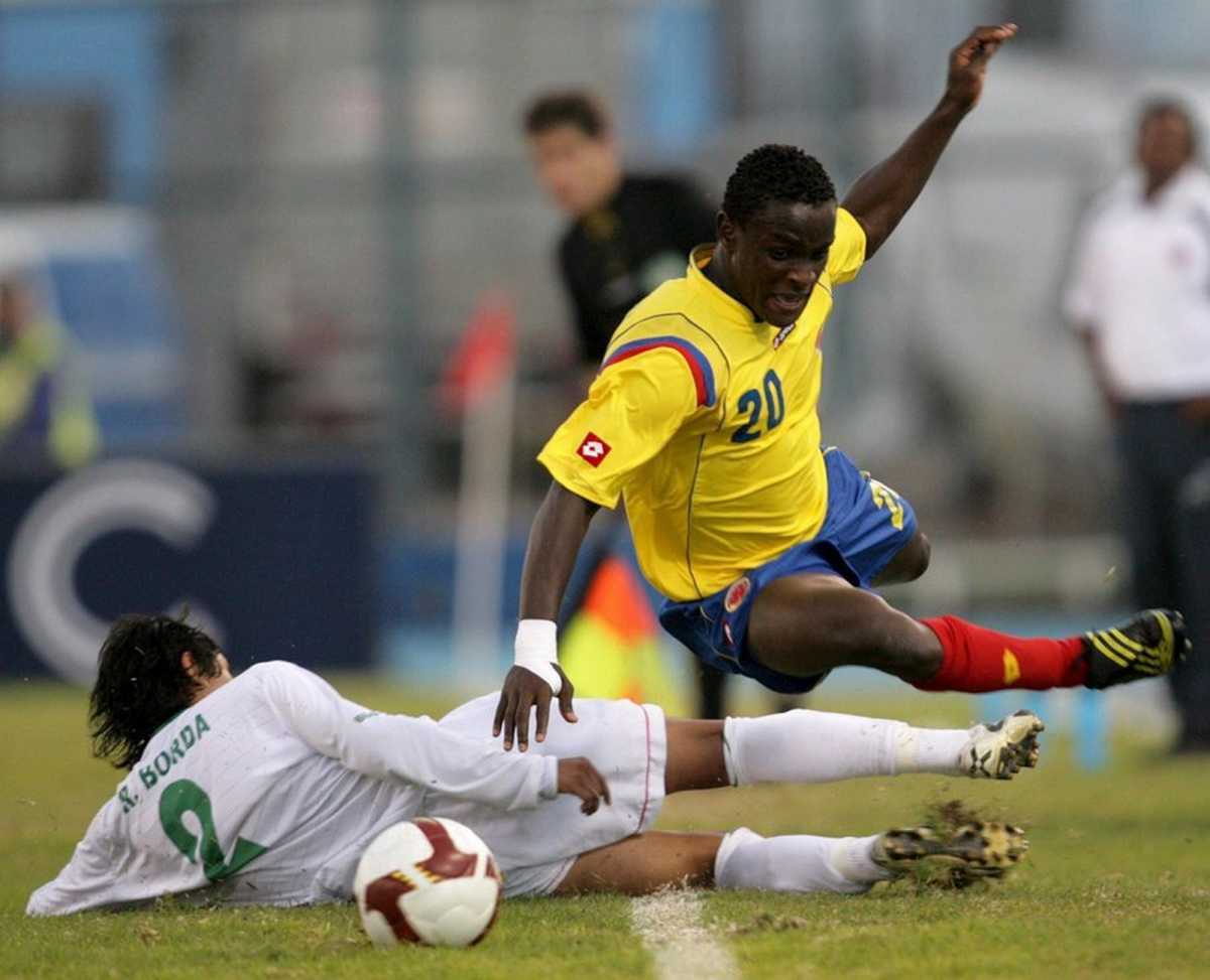 epa01725165 Bolivia's soccer national team player Rodrigo Borda (L) fights for the ball with Colombia's John Steven Mendoza (R), during their South American under 17 soccer match to the world cup Nigeria 2009, at the Tierra de Campeones de Iquique stadium in Iquique, Chile, 09 MAy 2009. Colombia won 2-1.  EPA