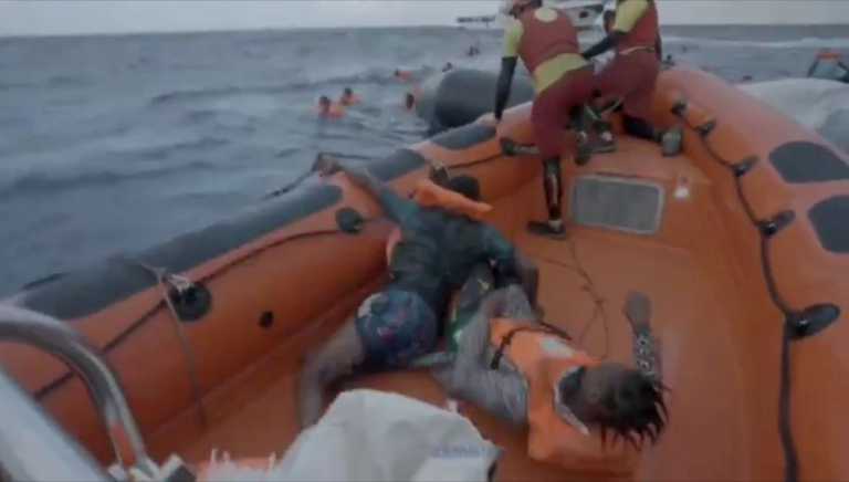 Το Open Arms αναζητεί ασφαλές λιμάνι για 265 μετανάστες που διέσωσε στη Μεσόγειο