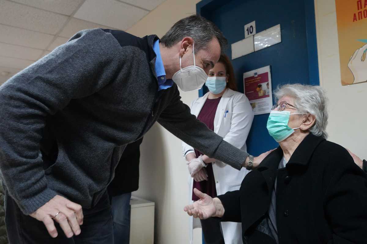 Στο πλαίσιο της διεξαγωγής της επιχείρησης «Ελευθερία» για τον εμβολιασμό του πληθυσμού, ο Πρωθυπουργός  επισκέφθηκε το Κέντρο Υγείας Καμινιών. Παρακολούθησε την διαδικασία του εμβολιασμού και να συνομίλησε με το υγειονομικό προσωπικό, τους εμβολιαζόμενους (άνω των 85 ετών) αλλά και τους συνοδούς τους. Τον Πρωθυπουργό υποδέχθηκαν στην είσοδο του Κέντρου Υγείας ο  ΓΓ Πρωτοβάθμιας Φροντίδας Υγείας κ. Μάριος Θεμιστοκλέους, ο Διοικητής της 2ης ΥΠΕ κ. Χρηστος Ροϊλός, ο Διευθυντής του Κέντρου Υγείας κ. Κωνσταντάκος και ο αναπληρωτής του κ. Κανταρζής,  (Καμίνια, 23