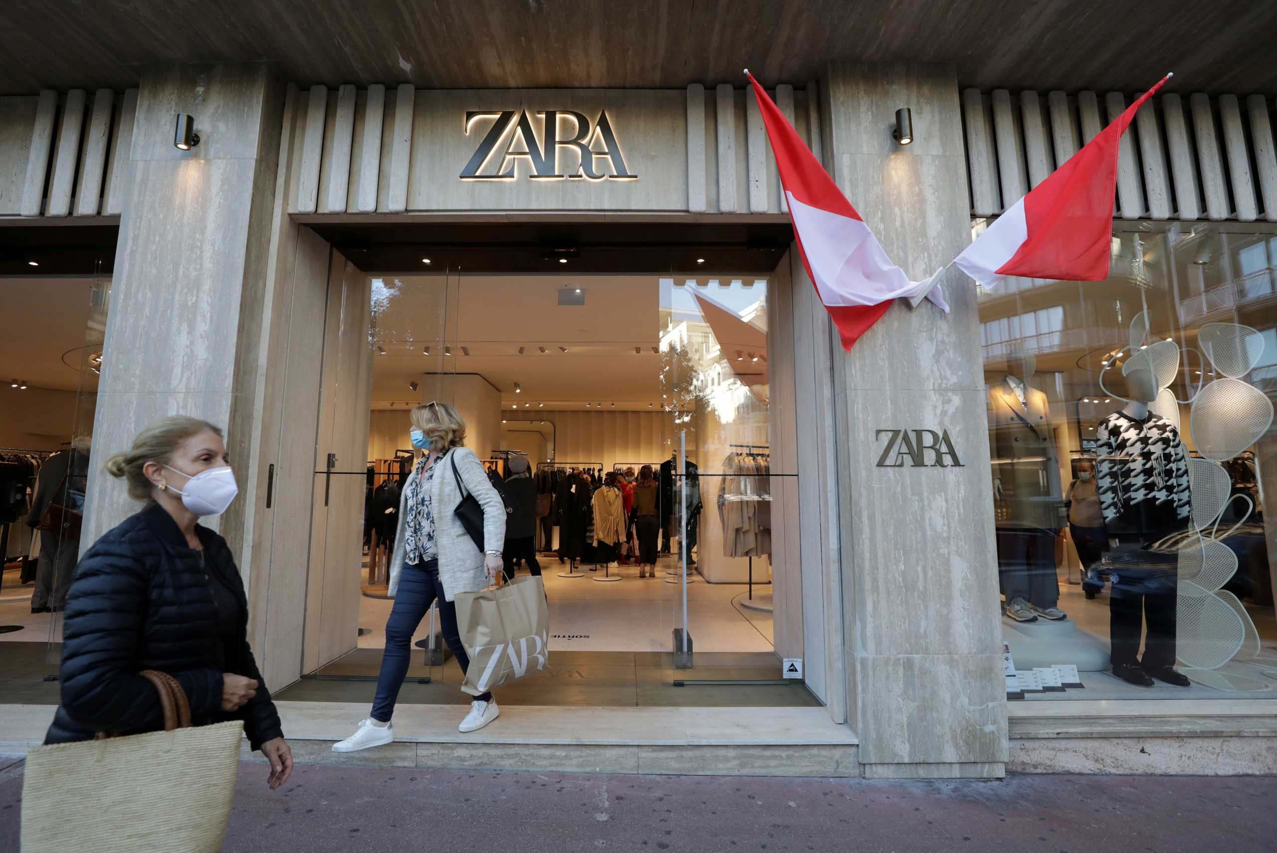 FILE PHOTO: A customer, wearing a protective face mask, leaves a Zara shop in Monte Carlo during the coronavirus disease (COVID-19) outbreak in Monaco, November 18, 2020. REUTERS
