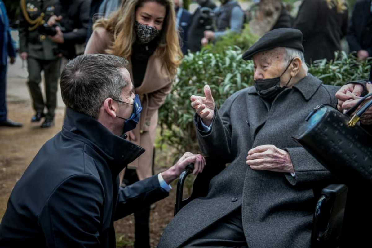 Η συγκινητική ανάρτηση Μπακογιάννη για τον 93χρονο επιζήσαντα του Άουσβιτς