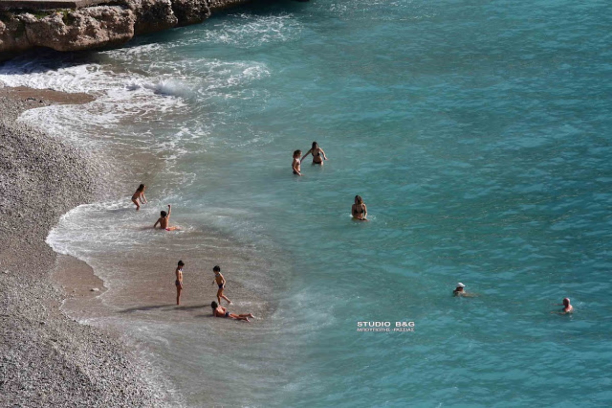 Ποιος Γενάρης; Στο Ναύπλιο κάνουν… μπάνιο (pics, vid)