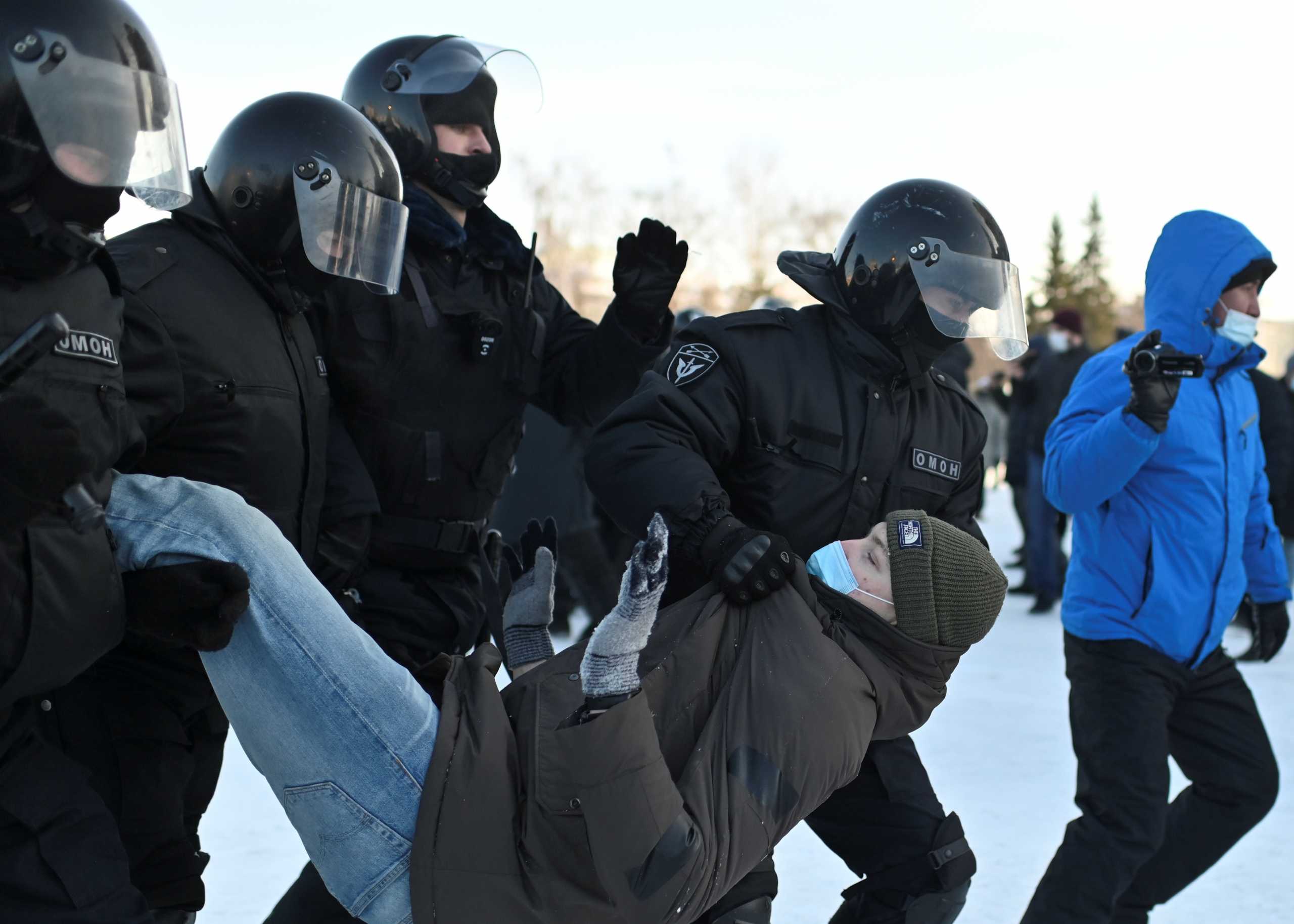 Law enforcement officers detain a participant during a rally in support of jailed Russian opposition leader Alexei Navalny in Omsk, Russia January 31, 2021. REUTERS