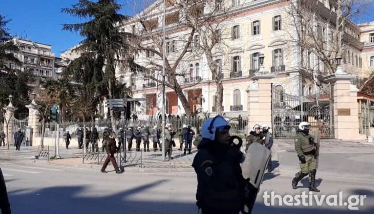 Επεισόδια στη Θεσσαλονίκη: Αντιεξουσιαστές επιτέθηκαν σε μέλη του ΣΥΡΙΖΑ