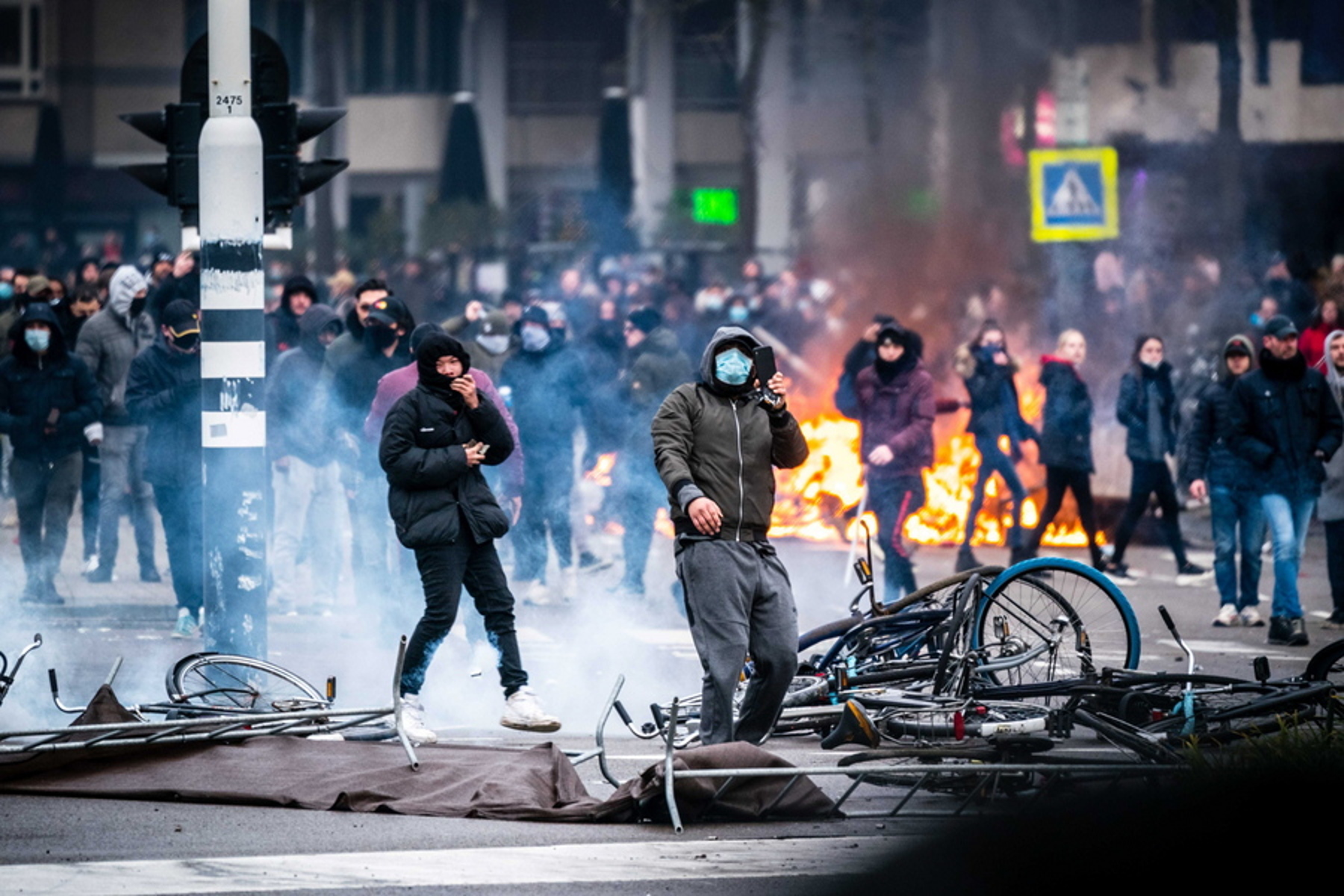 «Φλέγεται» η Ολλανδία: Δεύτερη νύχτα ταραχών σε διαδηλώσεις κατά της απαγόρευσης κυκλοφορία