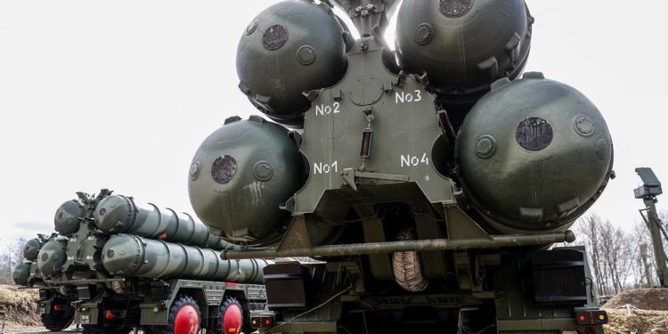KALININGRAD REGION, RUSSIA  MARCH 11, 2019: S-400 Triumf anti-aircraft missile system crews have assumed combat duty in the Kaliningrad Region, the system designed to repel any contemporary aerospace attack, such as stealth and fighter aircraft, bombers, cruise and ballistic missiles, drones and hypersonic targets. Vitaly Nevar

Ðîññèÿ. Êàëèíèíãðàäñêàÿ îáëàñòü. Áîåâûå ðàñ÷åòû çåíèòíîé ðàêåòíîé ñèñòåìû (ÇÐÑ) Ñ-400 "Òðèóìô", çàñòóïèâøèå íà áîåâîå äåæóðñòâî ïî îõðàíå âîçäóøíûõ ðóáåæåé Êàëèíèíãðàäñêîé îáëàñòè. Êîìïëåêñû ÇÐÑ Ñ-400 "Òðèóìô" ïðåäíàçíà÷åíû äëÿ ïîðàæåíèÿ âñåõ ñîâðåìåííûõ è ïåðñïåêòèâíûõ ñðåäñòâ âîçäóøíî-êîñìè÷åñêîãî íàïàäåíèÿ: ñàìîëåòîâ-ðàçâåä÷èêîâ, ñàìîëåòîâ-íåâèäèìîê, èñòðåáèòåëåé, ñòðàòåãè÷åñêèõ áîìáàðäèðîâùèêîâ, êðûëàòûõ è áàëëèñòè÷åñêèõ ðàêåò, áåñïèëîòíûõ ëåòàòåëüíûõ àïïàðàòîâ è ãèïåðçâóêîâûõ öåëåé. Âèòàëèé Íåâàð