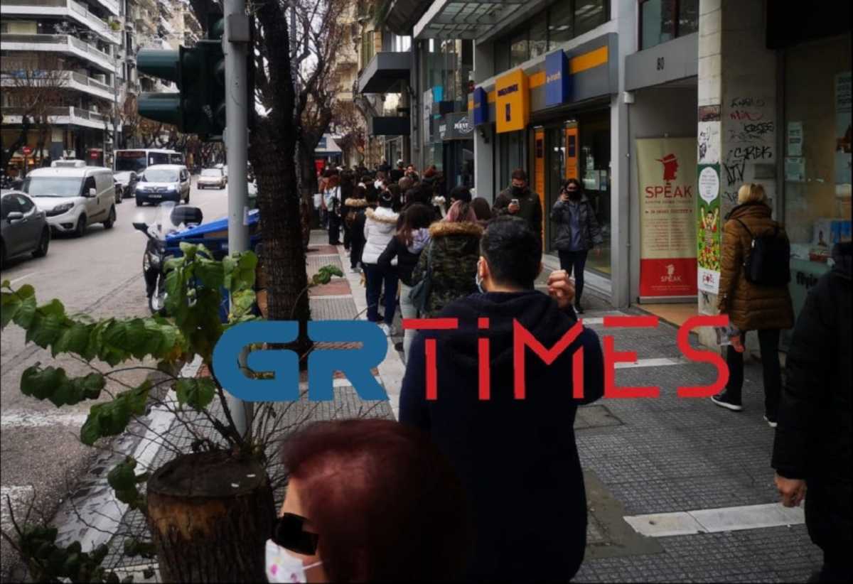 Θεσσαλονίκη: Τεράστιες ουρές και συνωστισμός έξω από τα καταστήματα (pics, video)