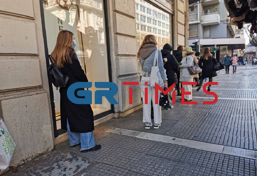 Θεσσαλονίκη: Ουρές για δεύτερη μέρα έξω από καταστήματα – Ρούχα, παπούτσια και καλλυντικά έχουν την τιμητική τους (video)