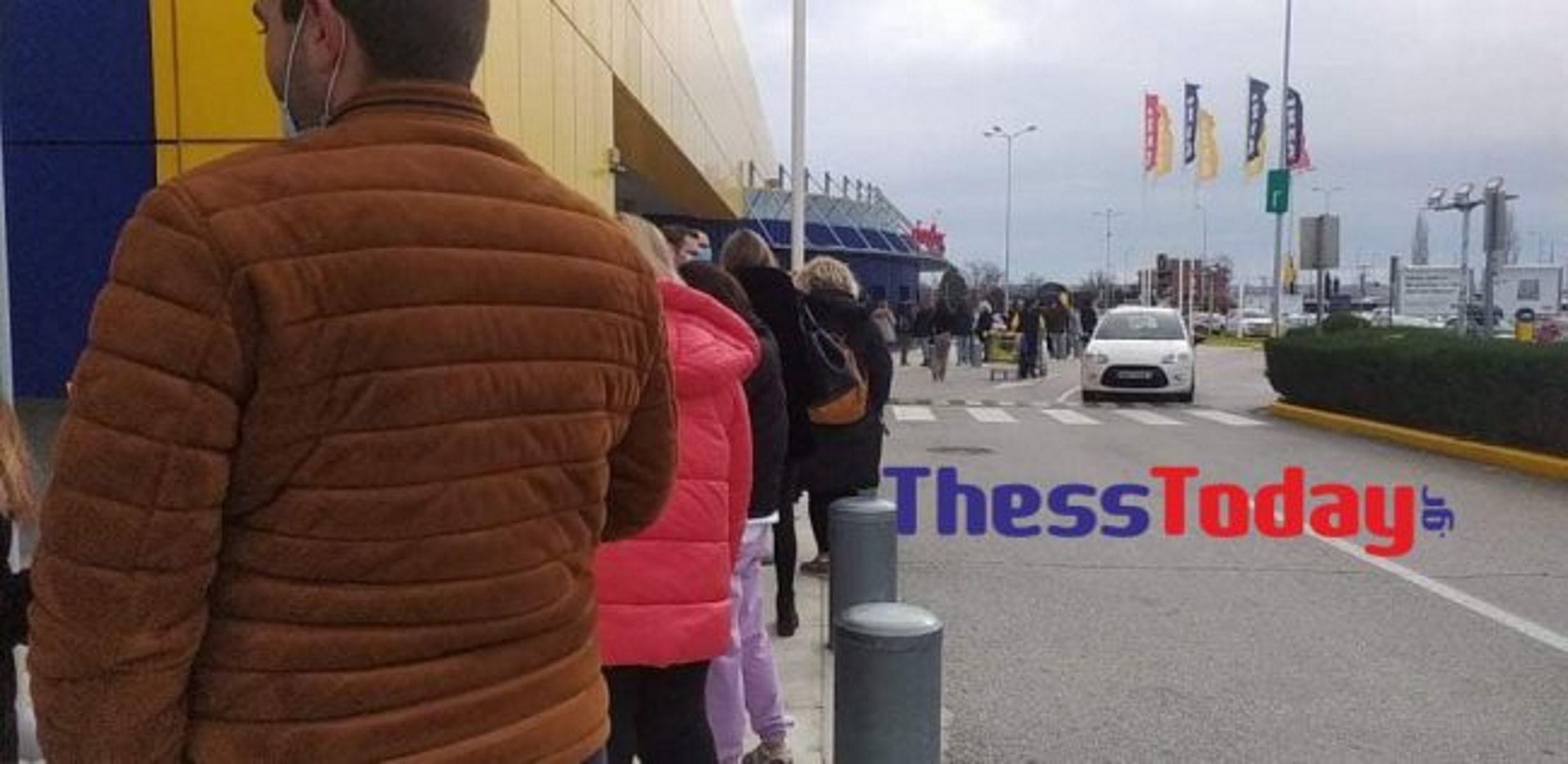 Θεσσαλονίκη: Ξεχύθηκαν οι καταναλωτές – Ατελείωτη ουρά σε πολυκατάστημα επίπλων (pics, video)