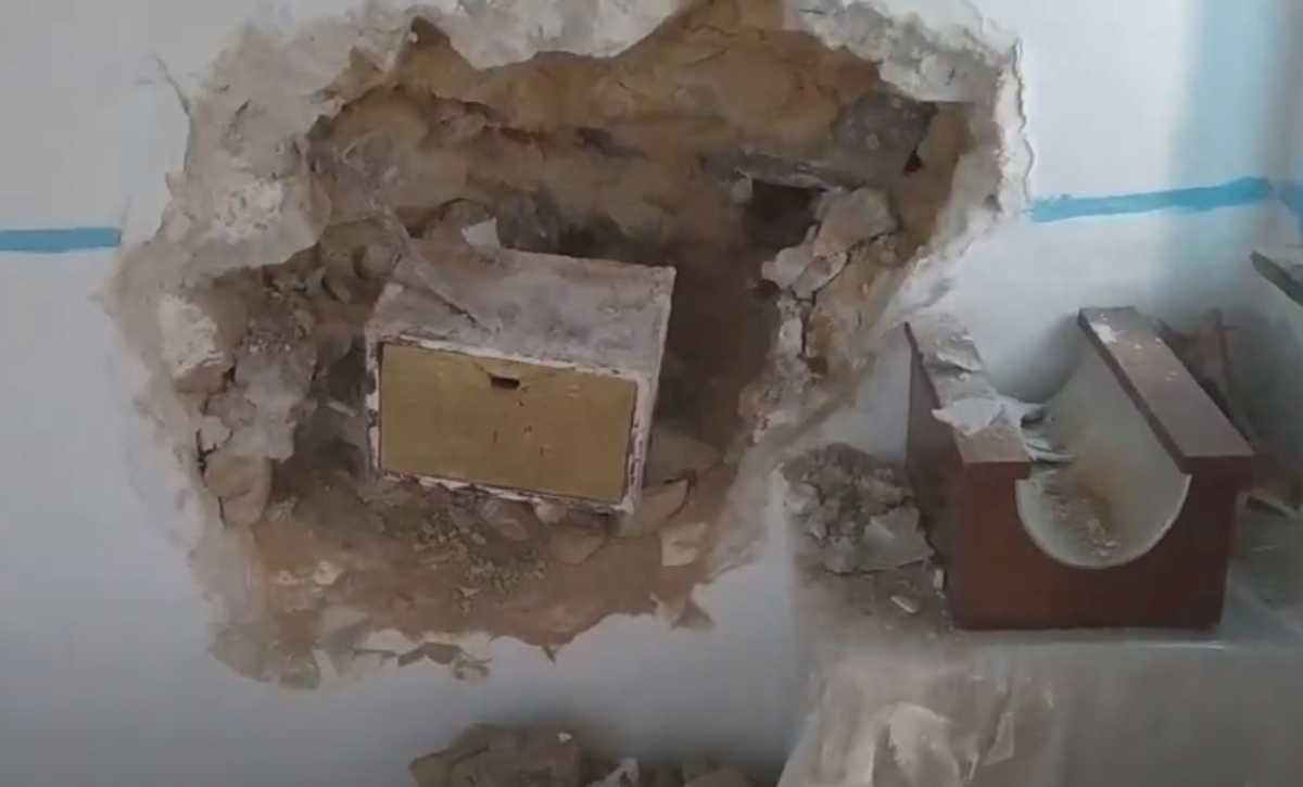 Λέσβος: Έσκαψαν τον τοίχο για να βουτήξουν το παγκάρι της εκκλησίας – Δείτε τις απίστευτες εικόνες (video)