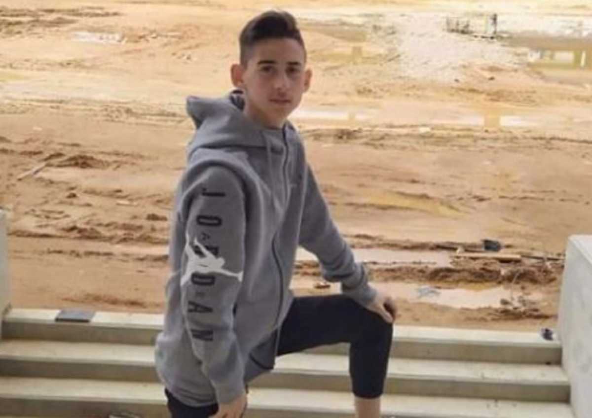 Λαμία: Σπαραγμός στην κηδεία του 15χρονου Κωνσταντίνου – Ράγισαν καρδιές από την κίνηση των συμμαθητών του