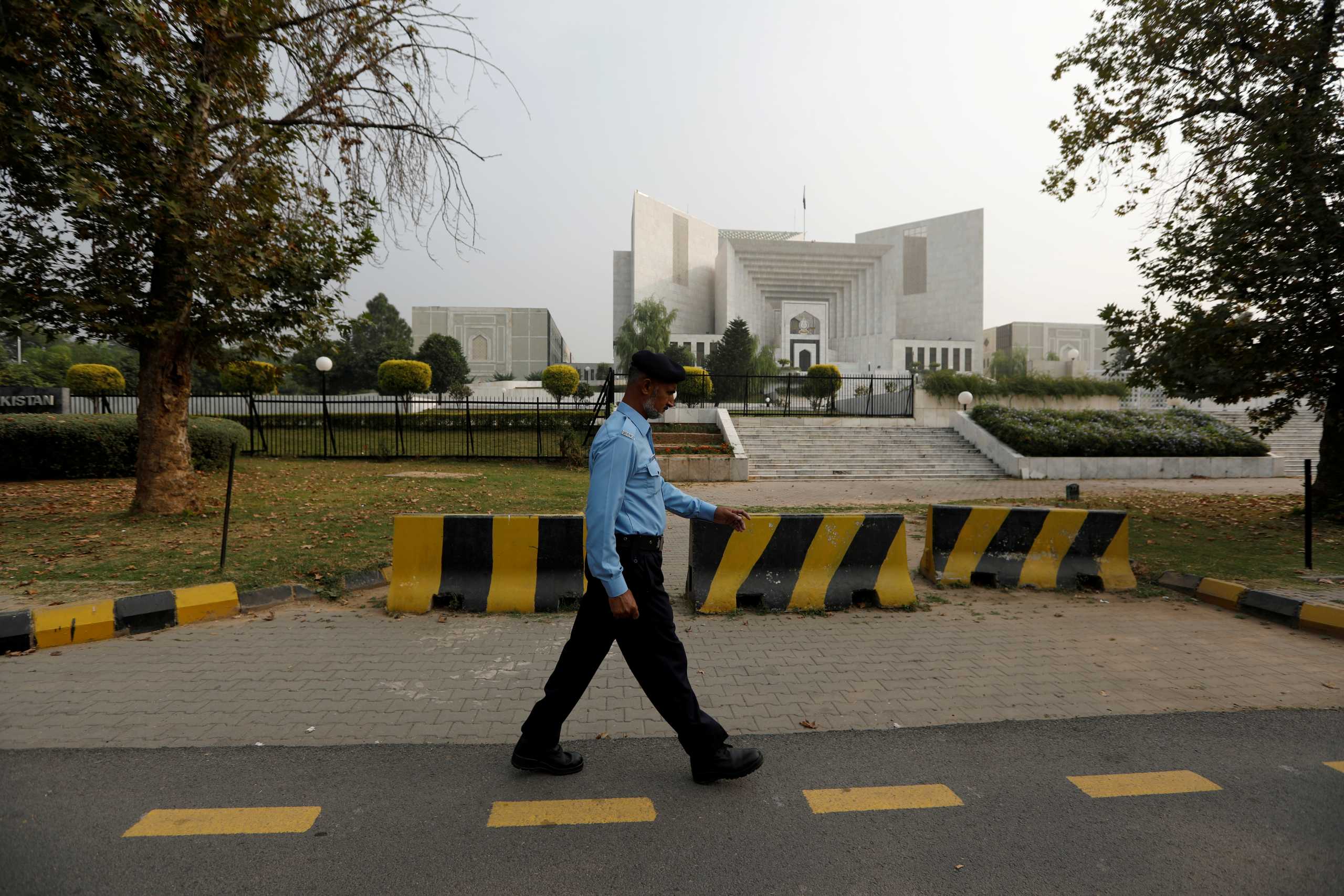 FILE PHOTO: A policeman walks past the Supreme Court building in Islamabad, Pakistan October 31, 2018. REUTERS