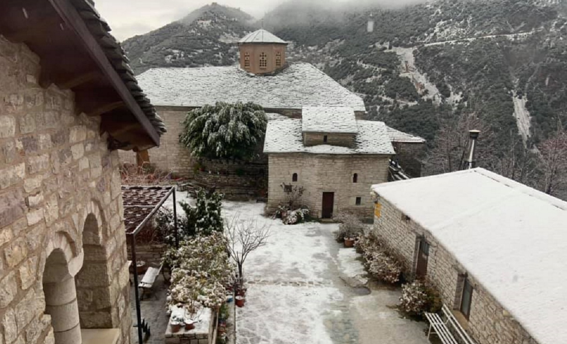 Στα λευκά η Μονή Παναγίας Σπηλιάς – Το πρώτο χιόνι έπεσε στα Άγραφα (pics)