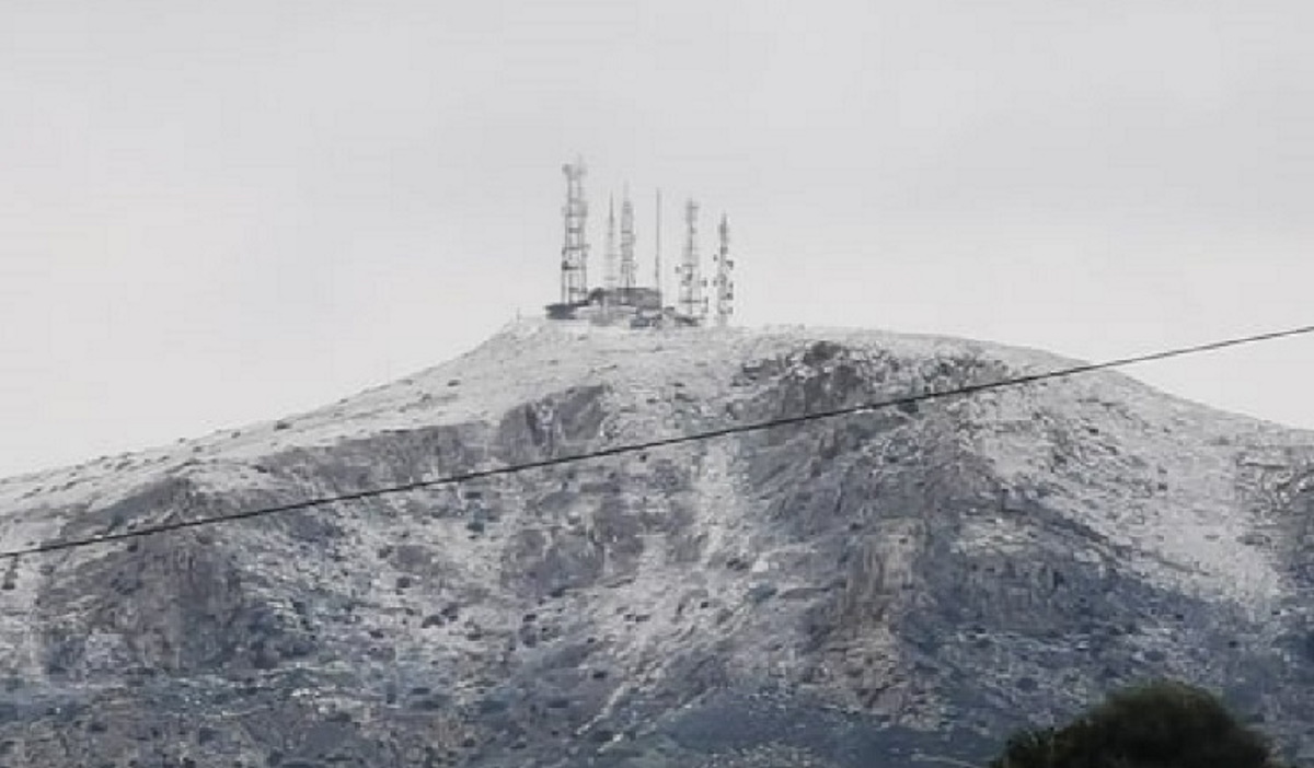 Καιρός: Ντύθηκαν στα λευκά οι κορυφές της Πάρου (pics)