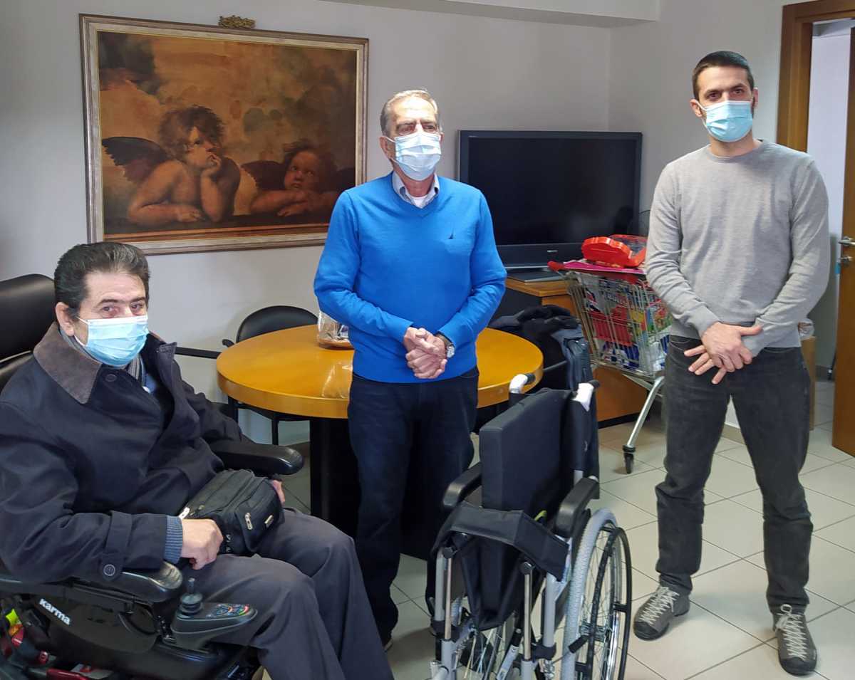 Θεσσαλονίκη: Μάζεψαν έναν τόνο πλαστικά καπάκια και δώρισαν αναπηρικό αμαξίδιο