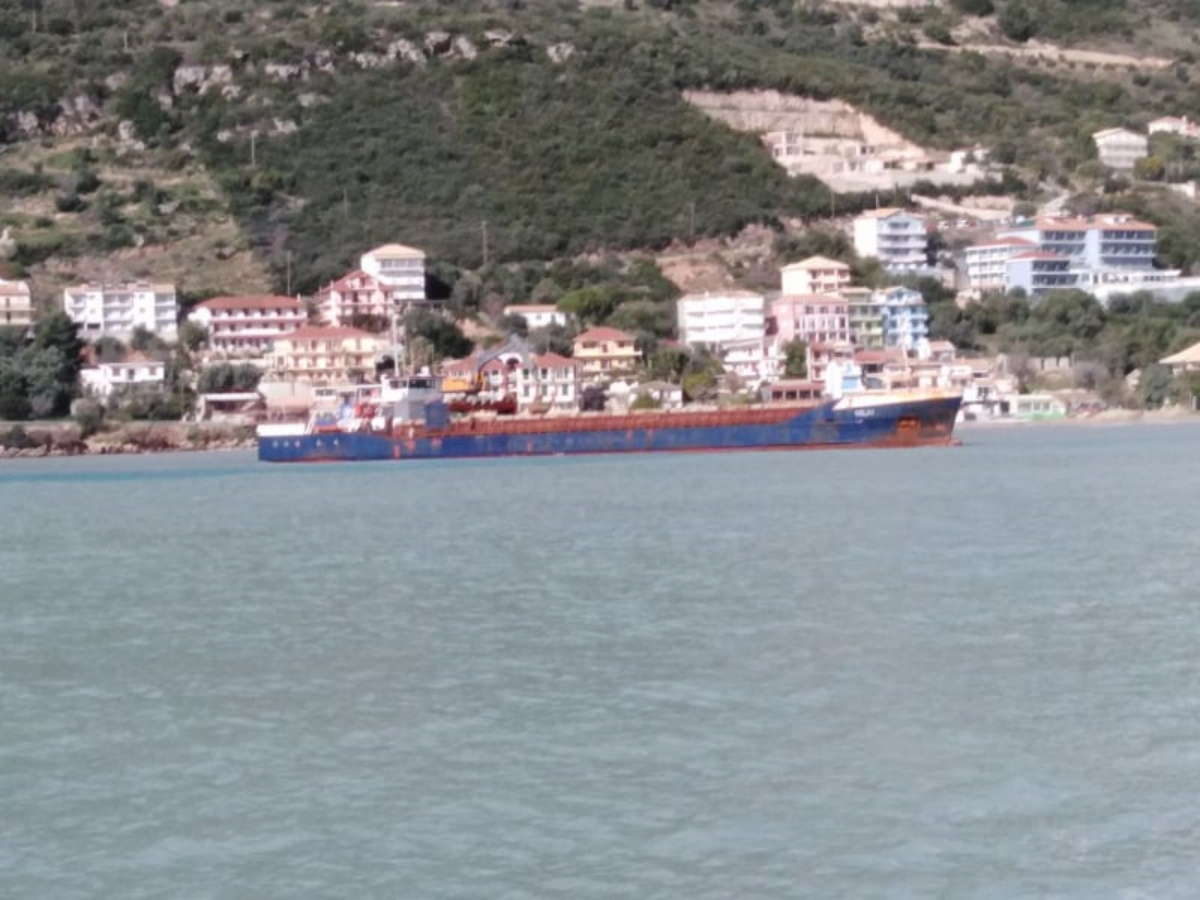 Φορτηγό πλοίο προσάραξε στη Λευκάδα – Στο σημείο πλωτό του λιμενικού (pics)