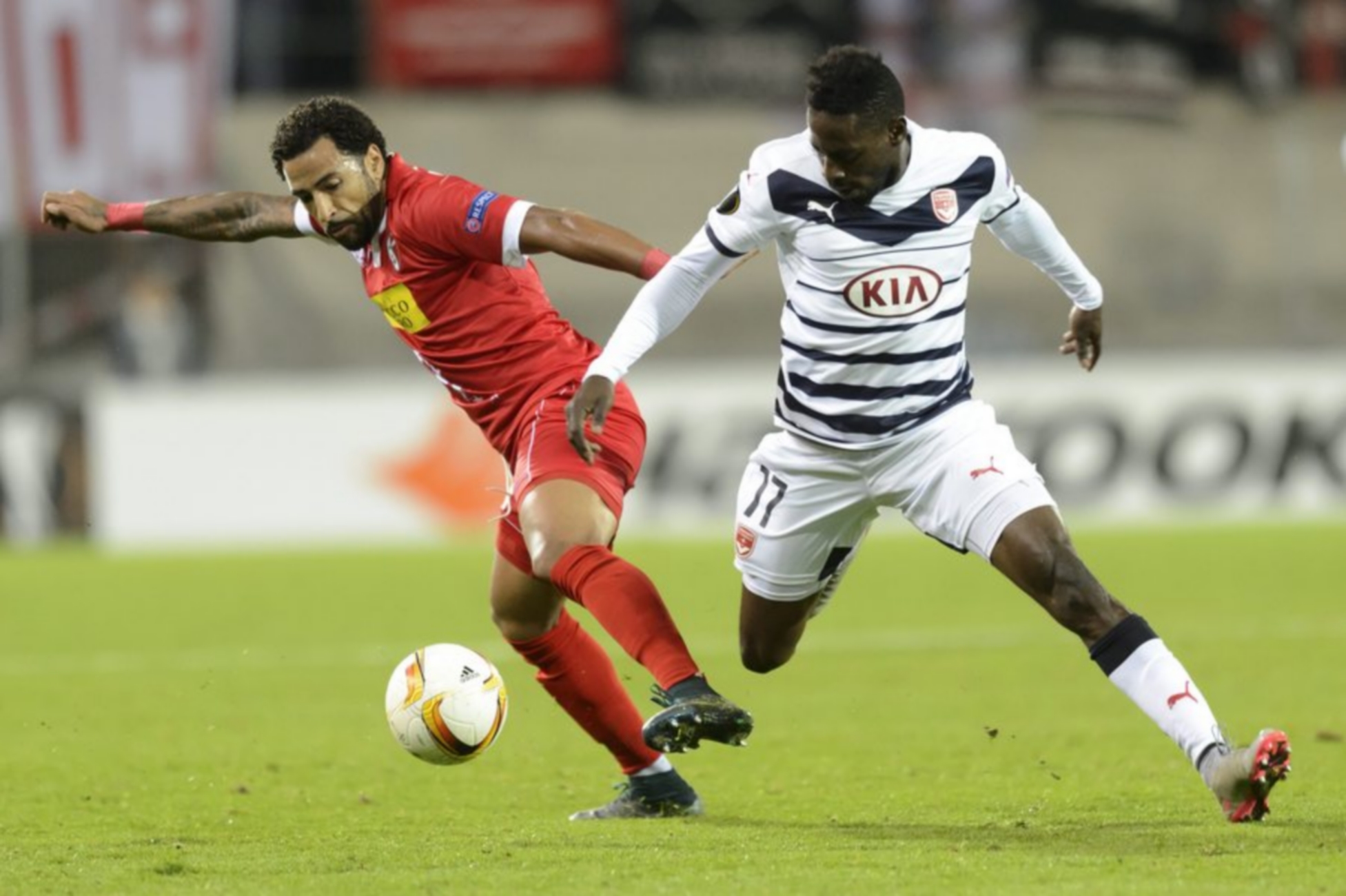 epa05012793 Sion's Carlitos, left, vies for the ball with Bordeaux's Andre Biyogo Poko, right, during the UEFA Europa League group B soccer match between FC Sion and FC Girondins Bordeaux at the Tourbillon stadium in Sion, Switzerland, 05 November 2015.  EPA
