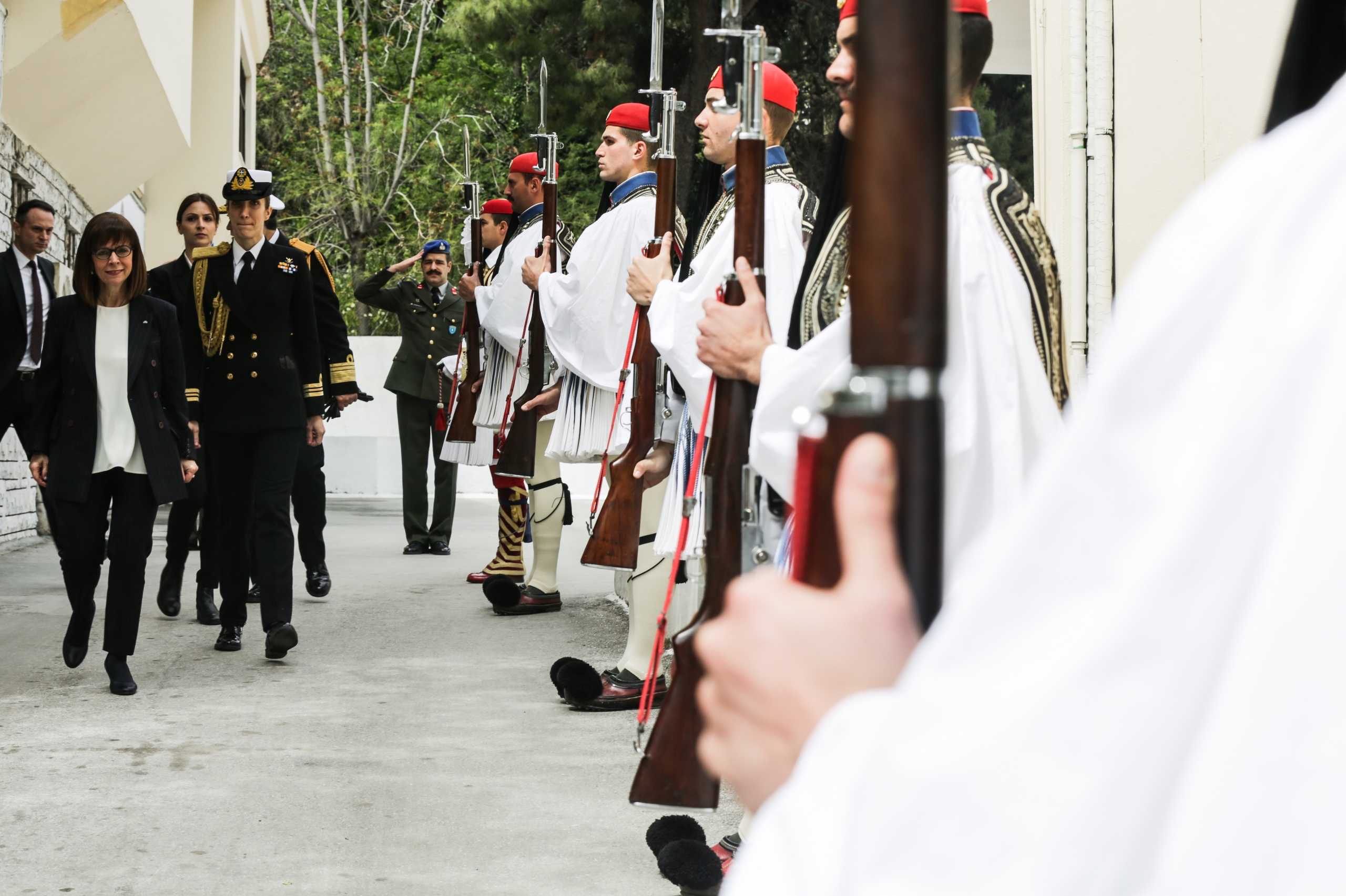 “Μήνυμα” ΠτΔ για Προεδρική Φρουρά: Είναι θεματοφύλακες της ιστορικής μνήμης μας