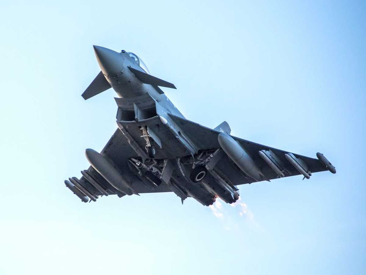 Eurofighter Typhoon: Απίστευτα πλάνα από βρετανικά μαχητικά να σπάνε το φράγμα του ήχου [vid]