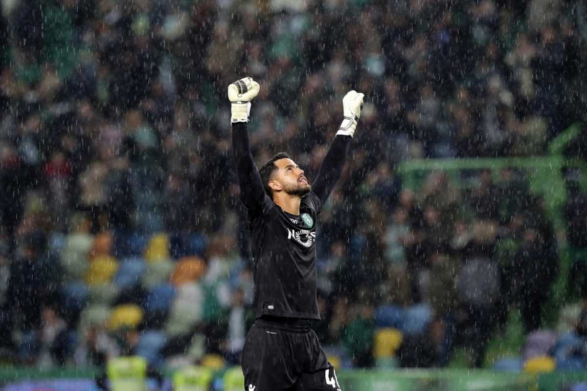 epa07377986 Sporting goalkeeper Renan Ribeiro celebrates his team victory over Sporting de Braga during their Portuguese First League soccer match, held at Alvalade Stadium, Lisbon, Portugal, 17 February 2019.  EPA