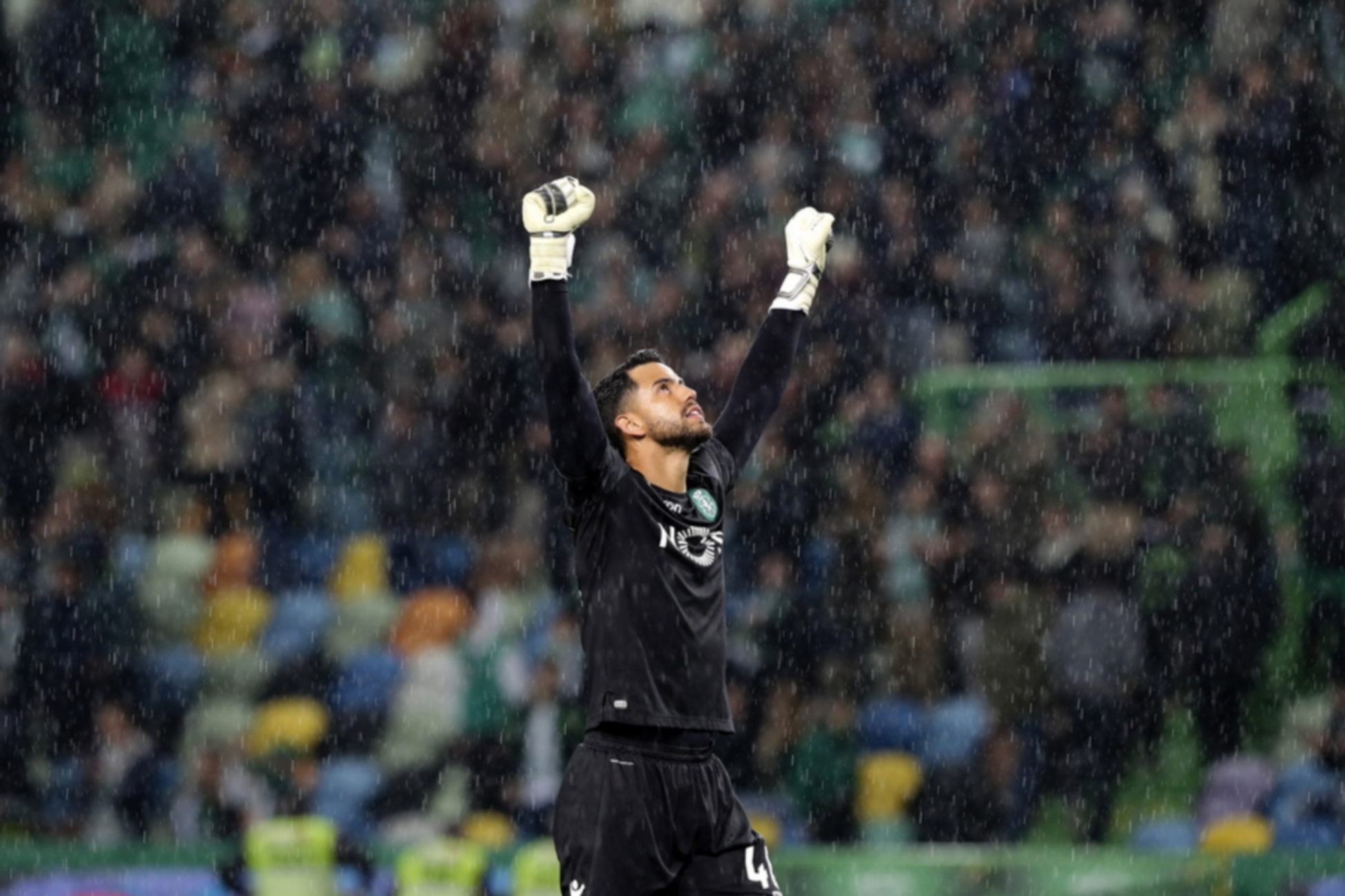 epa07377986 Sporting goalkeeper Renan Ribeiro celebrates his team victory over Sporting de Braga during their Portuguese First League soccer match, held at Alvalade Stadium, Lisbon, Portugal, 17 February 2019.  EPA