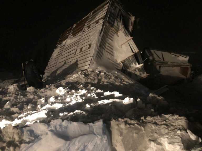 Ρωσία: Χιονοστιβάδα εξαφάνισε χιονοδρομικό κέντρο – Τρεις νεκροί (pics)