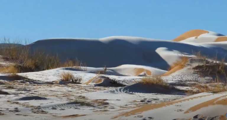 H κακοκαιρία «χτύπησε» και την έρημο Σαχάρα: Αμμόλοφοι με χιόνια και στους -3 ο υδράργυρος (pics, vids)