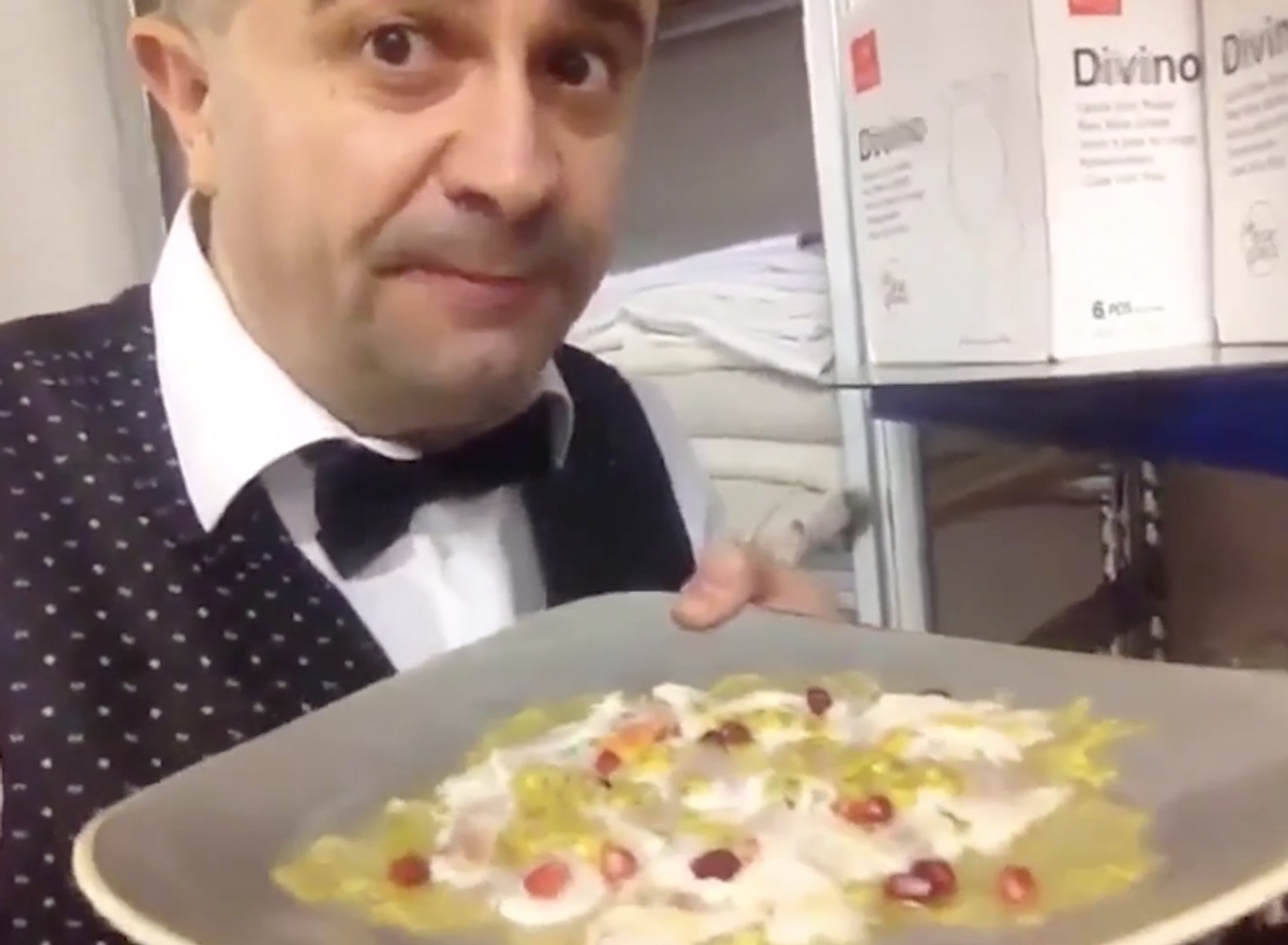 Σερβιτόρος φτύνει στο πιάτο υπουργού πριν του σερβίρει το φαγητό (video)
