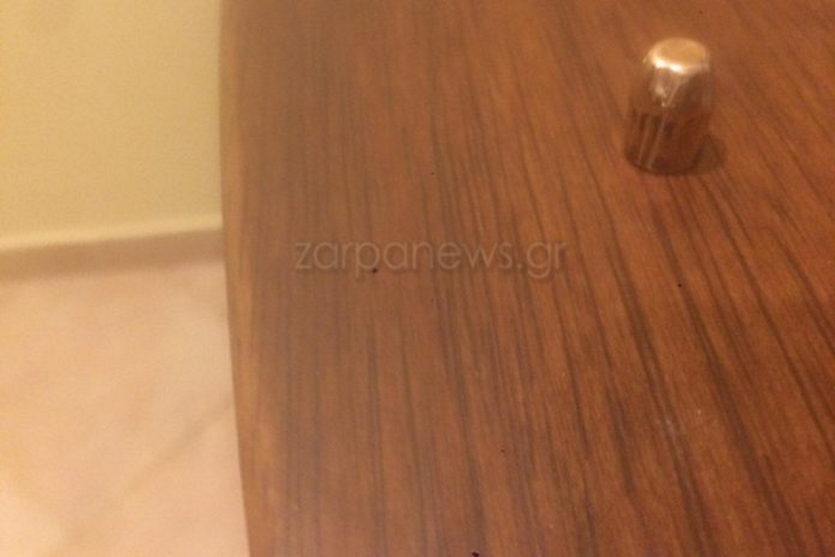 Τρόμος την πρωτοχρονιά: Σφαίρα καρφώθηκε σε μπαλκόνι οικογένειας (pics)
