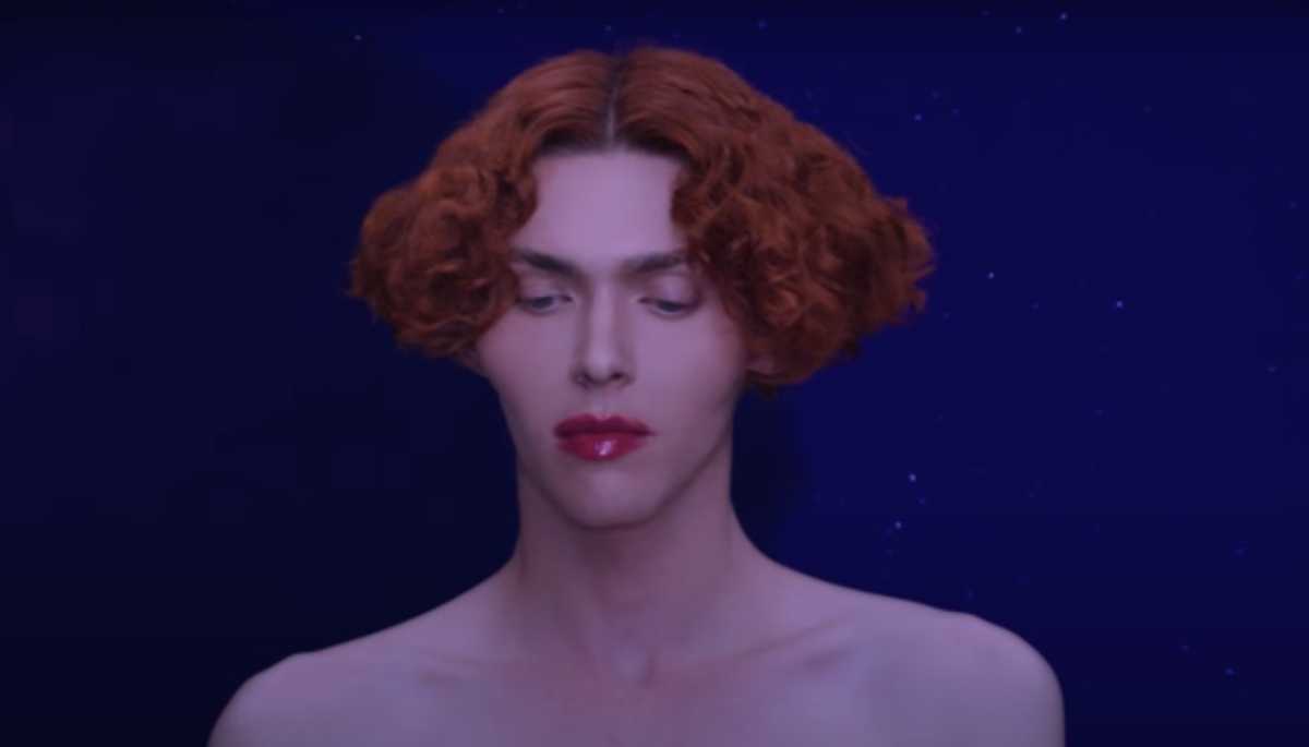 Νεκρή η τρανς μουσικός SOPHIE – Σκοτώθηκε θαυμάζοντας την πανσέληνο στην Αθήνα