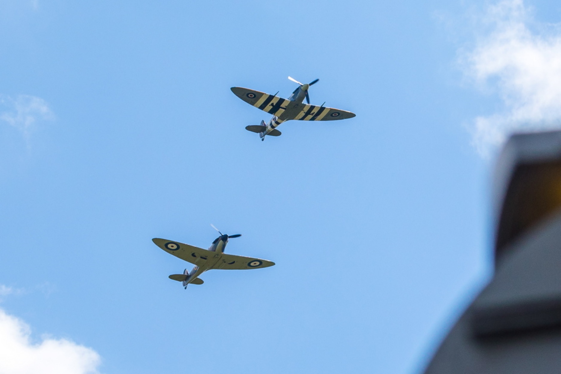 Tρία θρυλικά αεροπλάνα Spitfire, Harvard και η «βασίλισσα Dakota» επιστρέφουν στους ελληνικούς ουρανούς