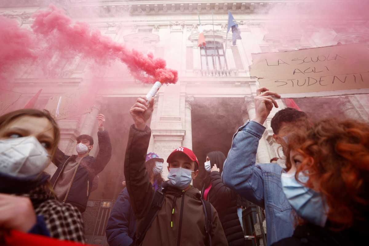 Μαθητές στην Ιταλία κατέβηκαν στον δρόμο και ζητούν το τέλος της τηλεκπαίδευσης – «Φτάνει με την αβεβαιότητα» (pics)