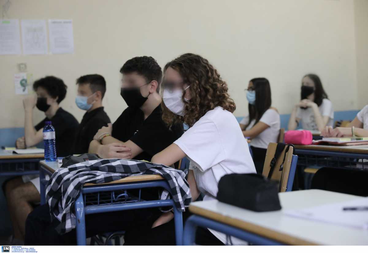 Σχολεία: Υποχρεωτική η μάσκα μόνο στις εξετάσεις