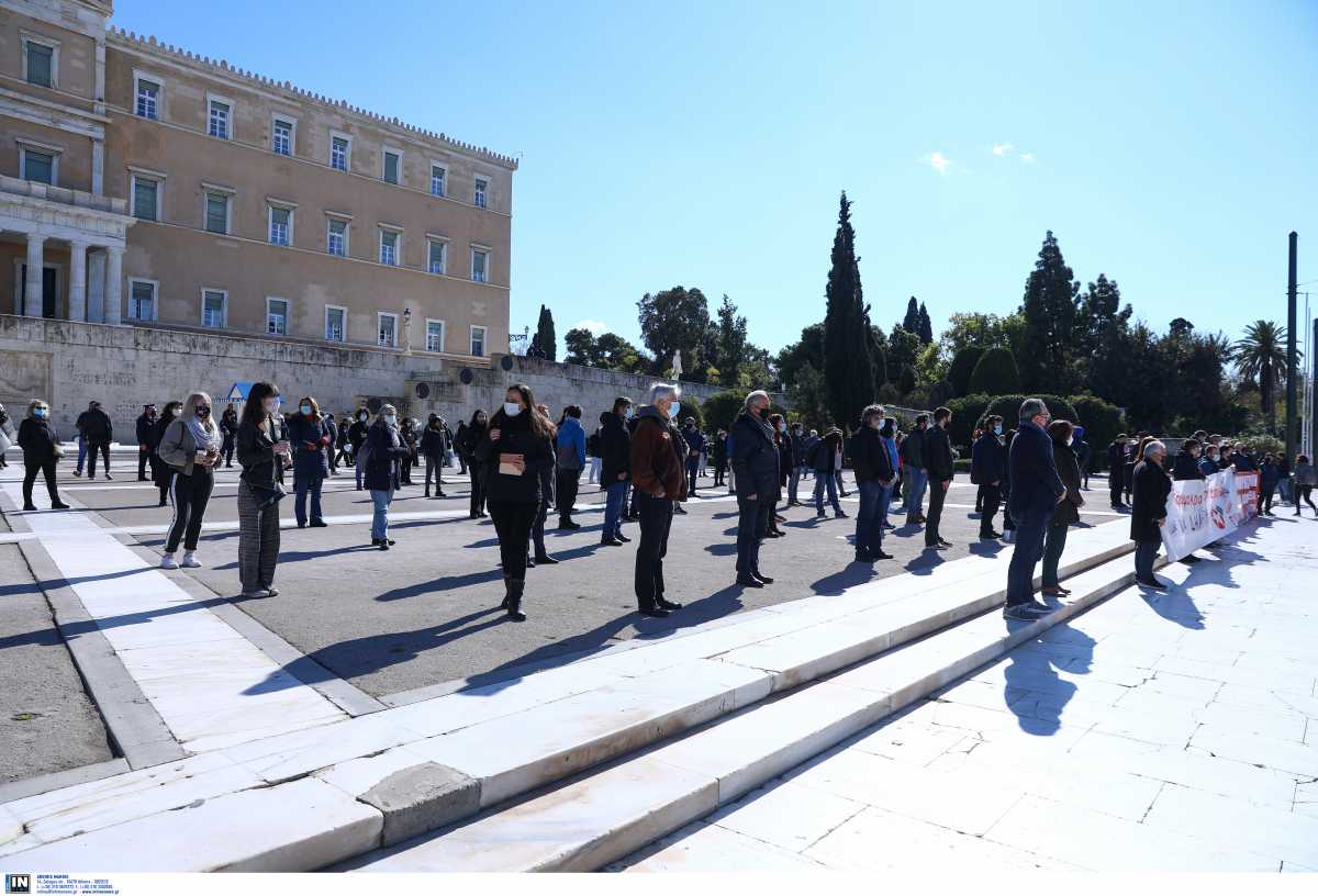«Ζήλεψε» ΚΚΕ ο ΣΥΡΙΖΑ: Στοίχιση και πανό έξω από τη Βουλή