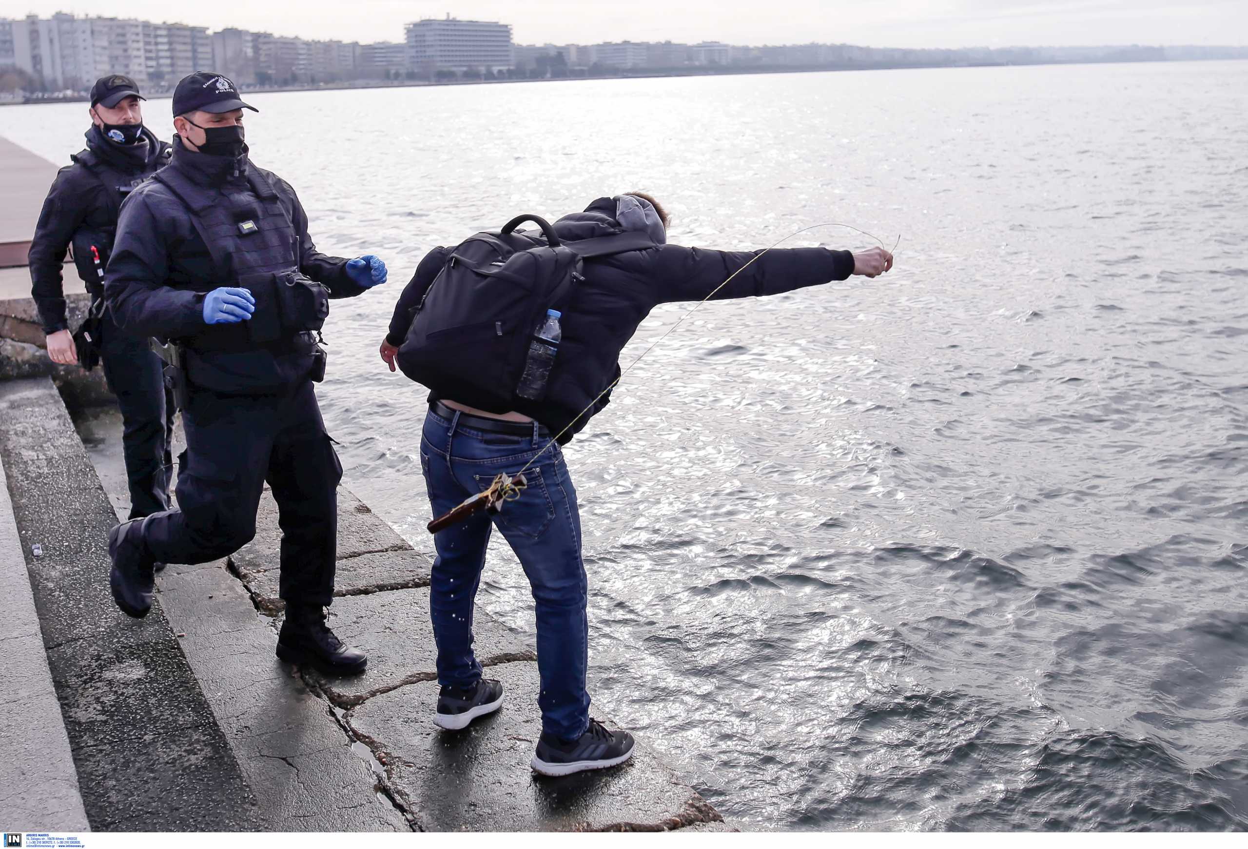 Θεσσαλονίκη: Ένταση και προσαγωγές στον Λευκό Πύργο – Άτομα έριξαν το σταυρό (pics, video)