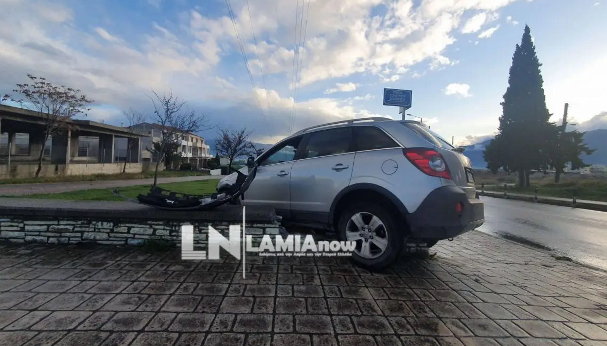 Λαμία: Σοκαριστικό τροχαίο έξω από σούπερ μάρκετ (pics)