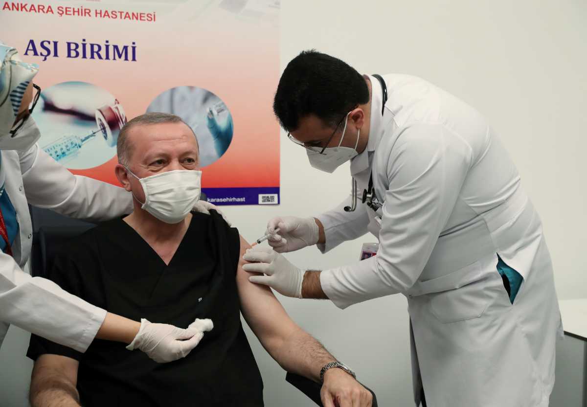 Κορονοϊός: Σάλος στην Τουρκία με τον Ερντογάν που έκανε και τρίτη δόση εμβολίου