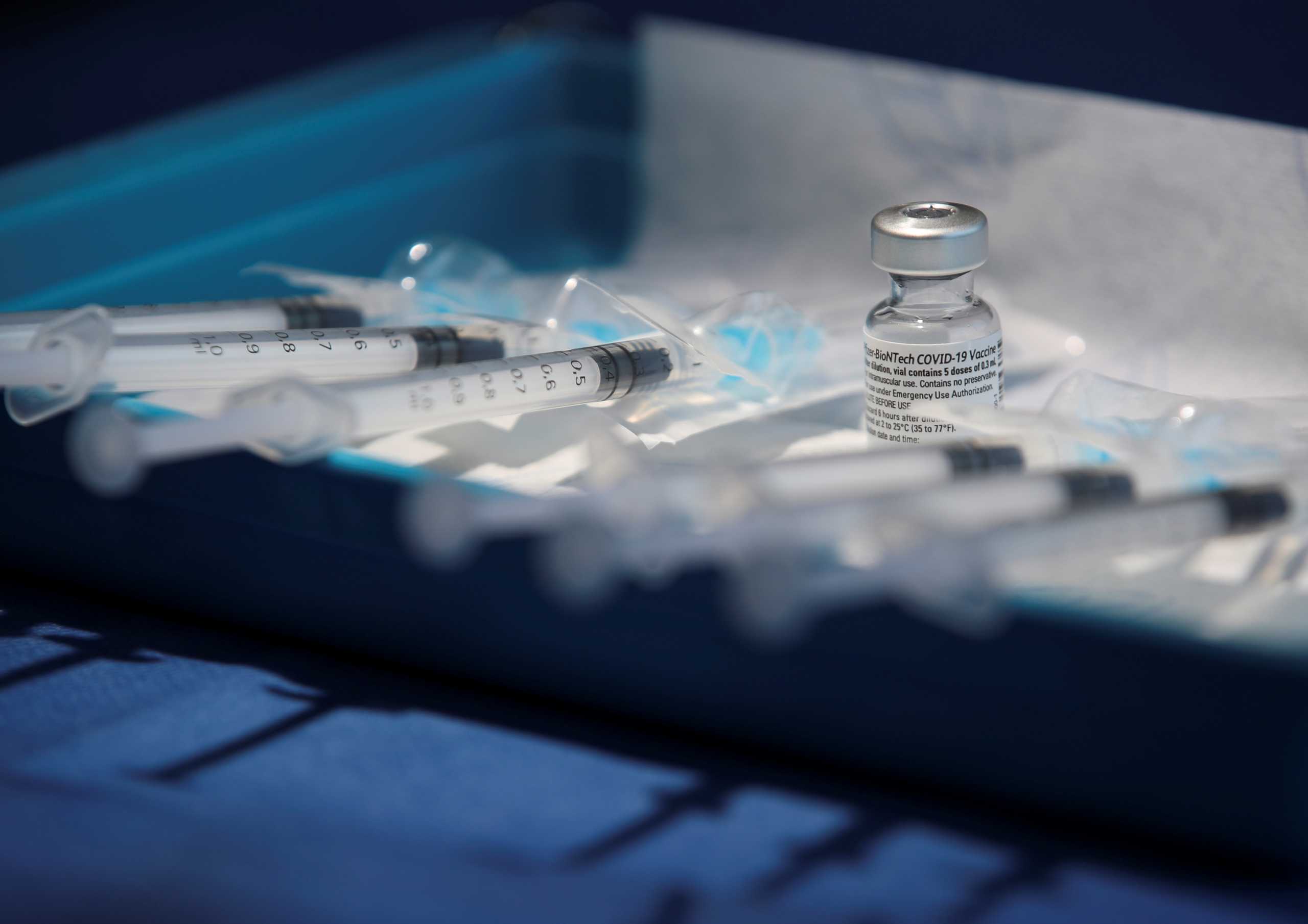 Τα εμβόλια αντέχουν για την ώρα τη νέα μετάλλαξη – Στο μικροσκόπιο άλλα 10  κρούσματα 