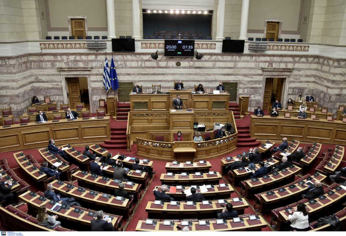 Βουλή: Ενός λεπτού σιγή στη μνήμη του αρχιπυροσβέστη Ιωάννη Ζαφειρόπουλου