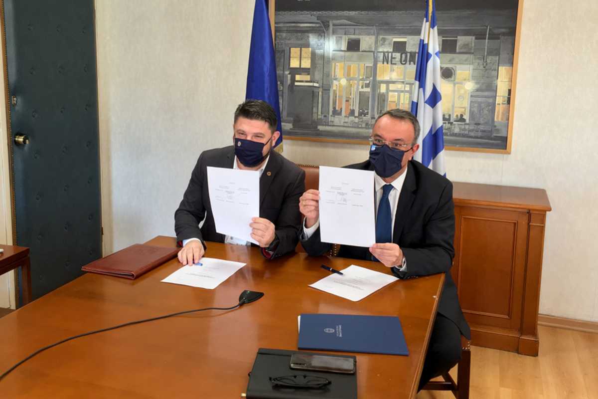 Ο υφυπουργός Πολιτικής Προστασίας και Διαχείρισης Κρίσεων Νίκος Χαρδαλιάς (Α) και ο υπουργός Οικονομικών Χρήστος Σταικούρας (Δ) υπέγραψαν μνημόνιο συνεργασίας με την Ευρωπαϊκή Τράπεζα Επενδύσεων, Πέμπτη 28 Ιανουαρίου 2021. Συμφωνία χρηματοδότησης για την ενίσχυση της Πολιτικής Προστασίας σε μέσα και εξοπλισμό υπεγράφη σήμερα στο υπουργείο Οικονομικών μεταξύ της Πολιτικής Προστασίας και της Ευρωπαϊκής Τράπεζας Επενδύσεων (ΕΤΕπ) από τον υπουργό Οικονομικών, Χρήστο Σταϊκούρα, τον υφυπουργό Πολιτικής Προστασίας και Διαχείρισης Κρίσεων, Νίκο Χαρδαλιά και τον αντιπρόεδρο της ΕΤΕπ, Κρίστιαν Κέττελ Τόμσεν. ΑΠΕ-ΜΠΕ