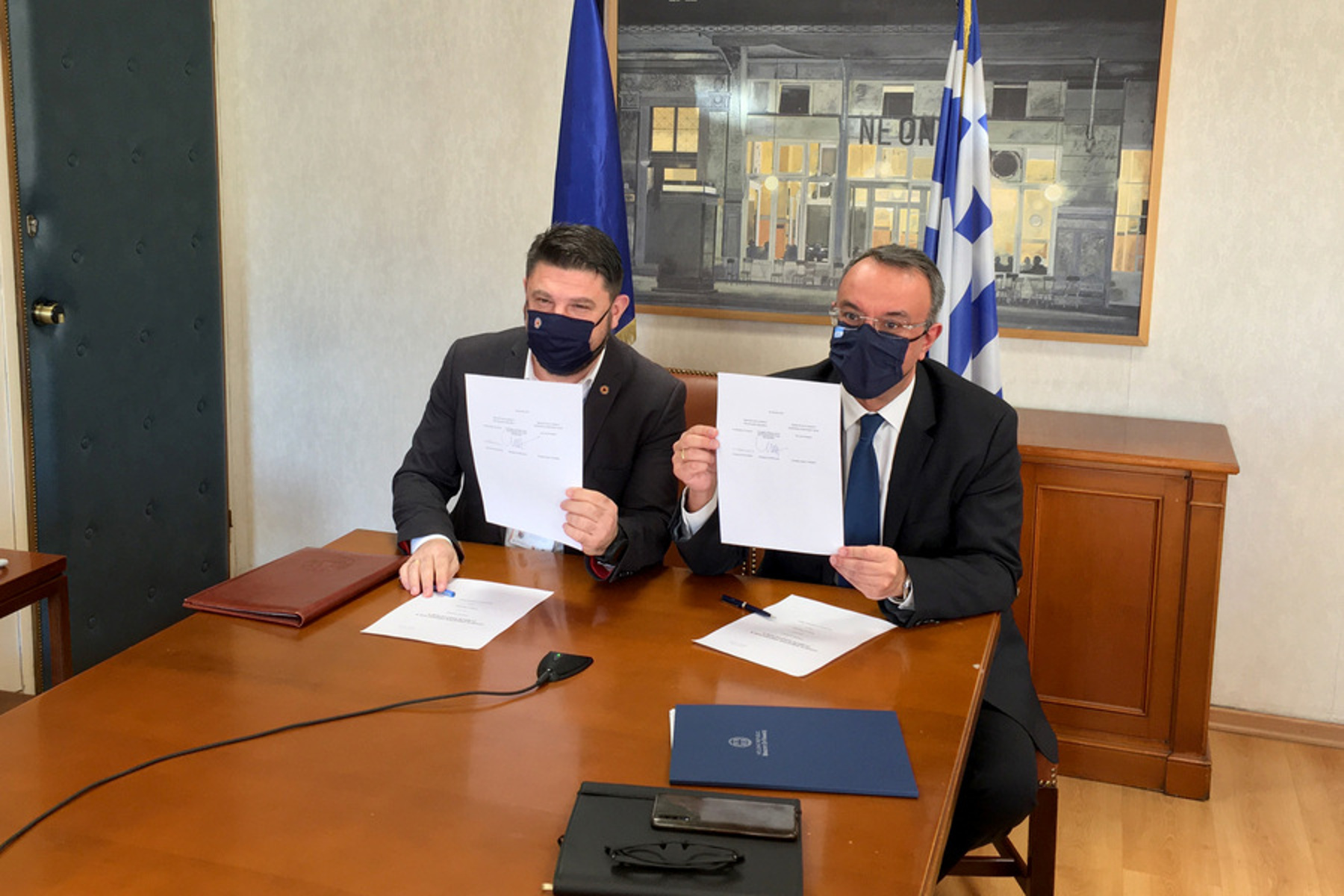 Ο υφυπουργός Πολιτικής Προστασίας και Διαχείρισης Κρίσεων Νίκος Χαρδαλιάς (Α) και ο υπουργός Οικονομικών Χρήστος Σταικούρας (Δ) υπέγραψαν μνημόνιο συνεργασίας με την Ευρωπαϊκή Τράπεζα Επενδύσεων, Πέμπτη 28 Ιανουαρίου 2021. Συμφωνία χρηματοδότησης για την ενίσχυση της Πολιτικής Προστασίας σε μέσα και εξοπλισμό υπεγράφη σήμερα στο υπουργείο Οικονομικών μεταξύ της Πολιτικής Προστασίας και της Ευρωπαϊκής Τράπεζας Επενδύσεων (ΕΤΕπ) από τον υπουργό Οικονομικών, Χρήστο Σταϊκούρα, τον υφυπουργό Πολιτικής Προστασίας και Διαχείρισης Κρίσεων, Νίκο Χαρδαλιά και τον αντιπρόεδρο της ΕΤΕπ, Κρίστιαν Κέττελ Τόμσεν. ΑΠΕ-ΜΠΕ