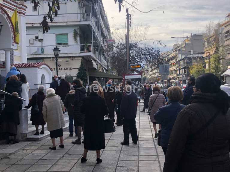 Θεσσαλονίκη – Θεοφάνεια: Ατελείωτες ουρές στον Άγιο Νεκτάριο – H στάση των αστυνομικών  (pics, video)