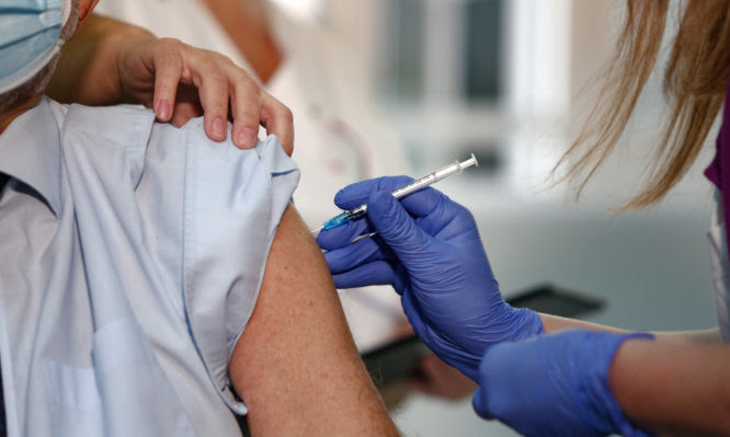 Θεμιστοκλέους: «Δεν αναβάλλονται εμβολιασμοί – Από Δευτέρα 4/1 εμβολιάζονται 5.000 υγειονομικοί»